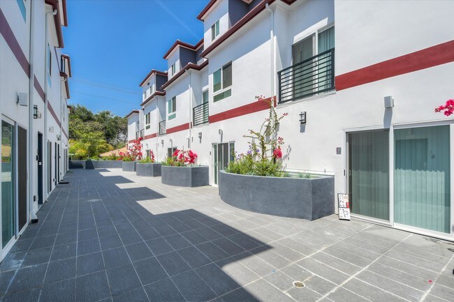 Building Photo - 4461 Tujunga Ave