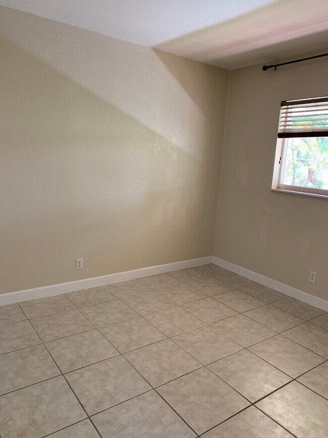 Foto del edificio - 2643 NE 8th Ave