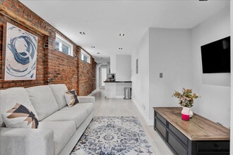 Building Photo - 120 Mulberry St