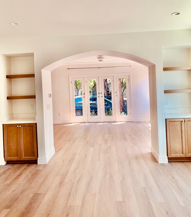 Dining Area - 619 N Windsor Blvd