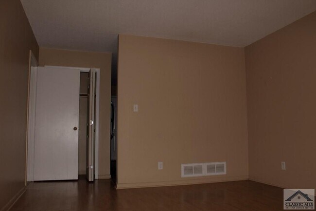 Building Photo - 120 Shoemaker Ct