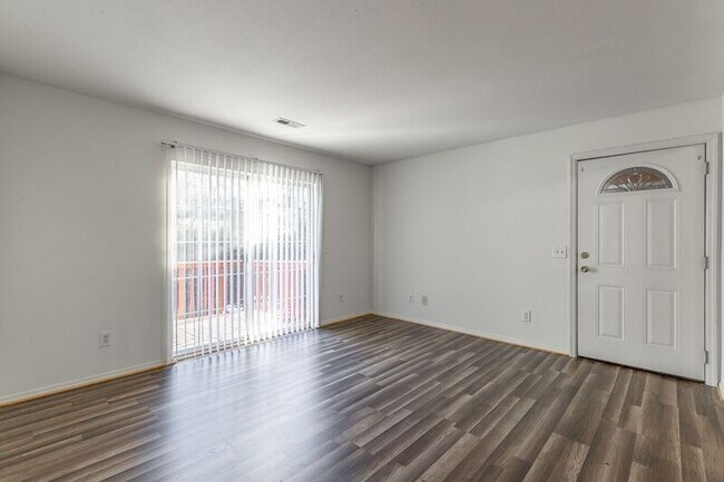 Building Photo - 82 Eastwood Ct