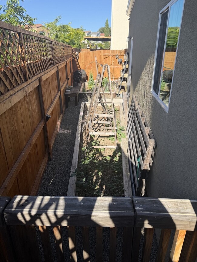Building Photo - 300 Via las Casitas