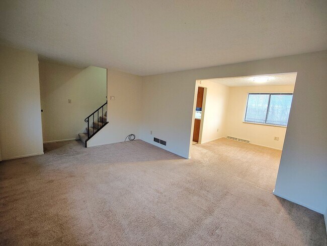 Foto del edificio - *Well-Maintained 3BD/1.5BA Townhouse Available in Whitehall*