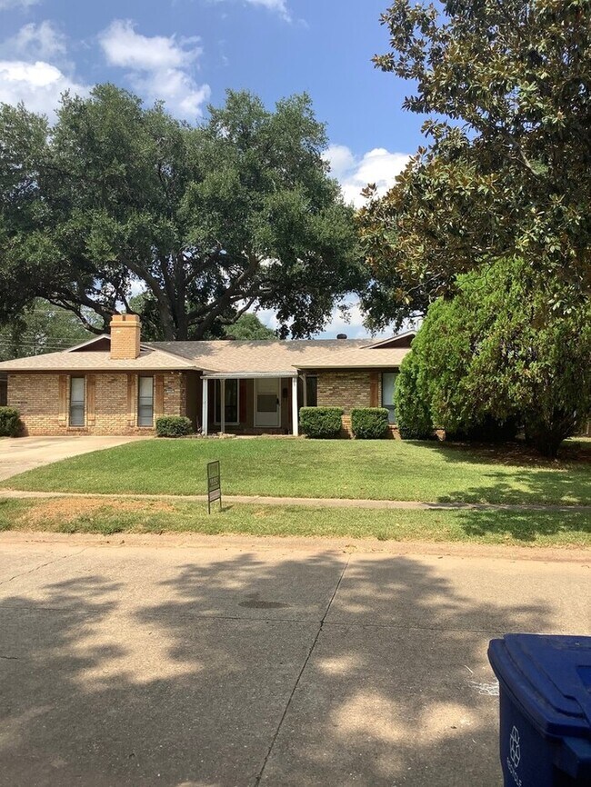 Building Photo - *NEW PRICE*BROADMOOR SOUTH*NICE LARGE HOME*