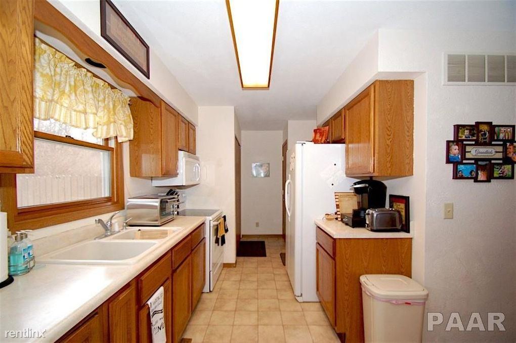 Building Photo - 1106 Eisenhower Dr
