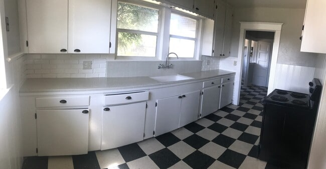 Building Photo - Available NOW Beautiful Historic Home in H...