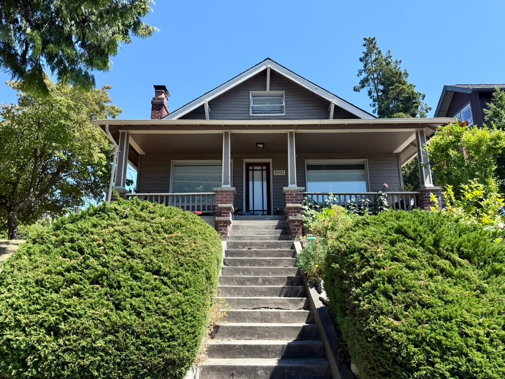 Foto principal - 8202 41st Ave SW