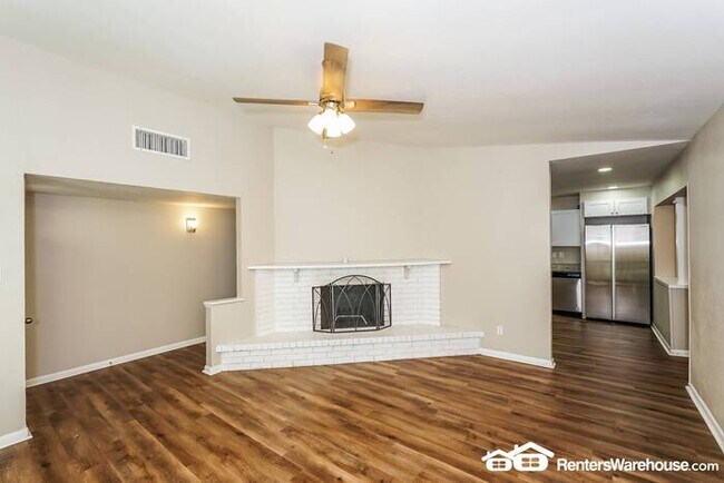 Building Photo - Newly renovated spacious 3 bed/2 bath, wit...