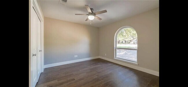 Building Photo - 4704 Woodside Dr