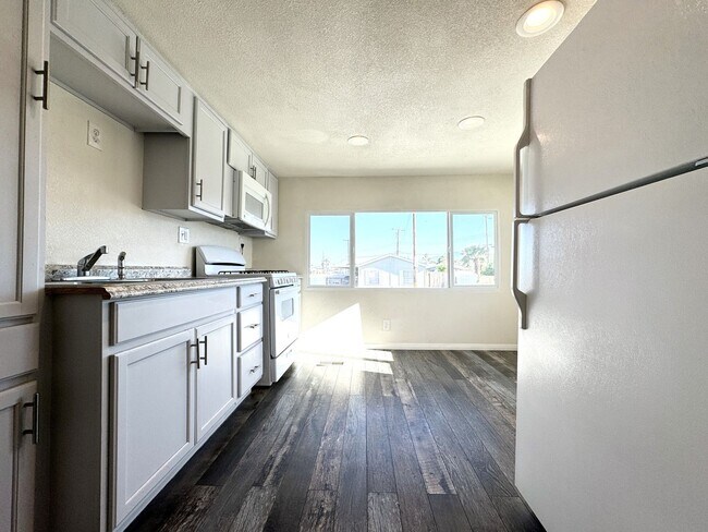 Building Photo - AVAILABLE NOW!!! 1 Bedroom 1 Bathroom Home...