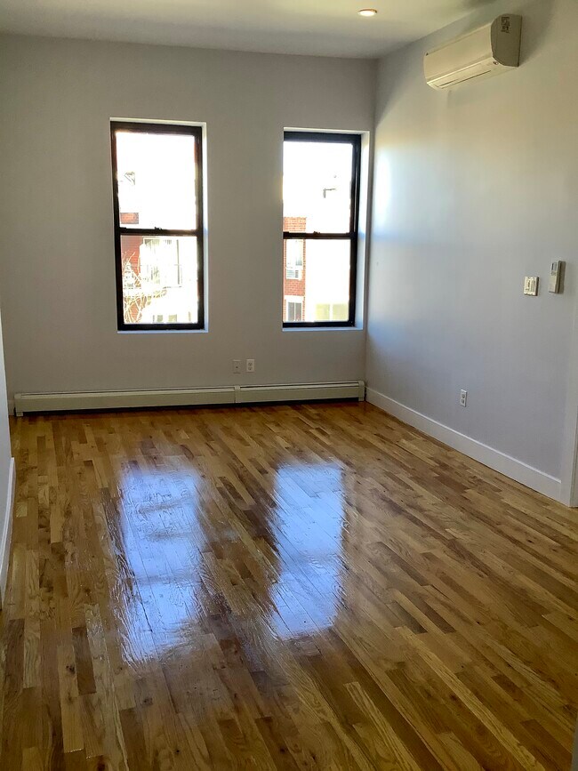 Foto del edificio - 7104 Fresh Pond Rd