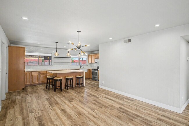 Building Photo - 4048 E Dahlia Dr