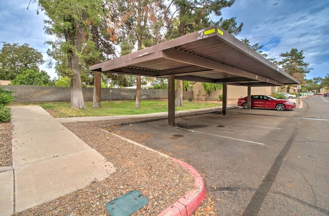 Building Photo - 921 W University Dr