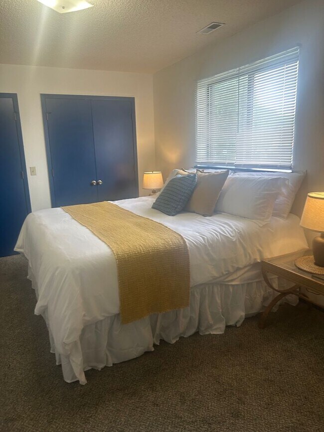 Foto del edificio - Great one bedroom on lower level!