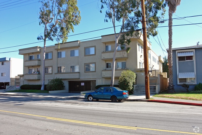 Building Photo - 6908-6914 Hazeltine Ave
