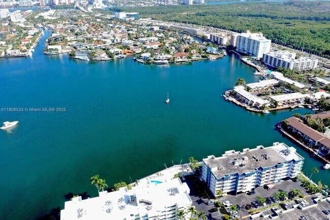 Foto del edificio - 16570 NE 26th Ave