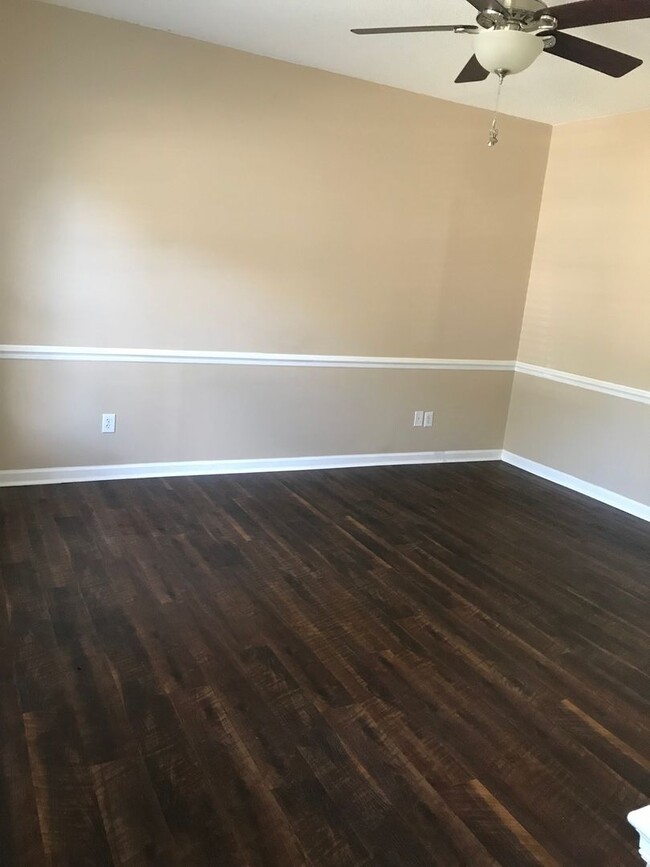 Building Photo - Nice 2 bedroom 2.5 bath town home in quiet...