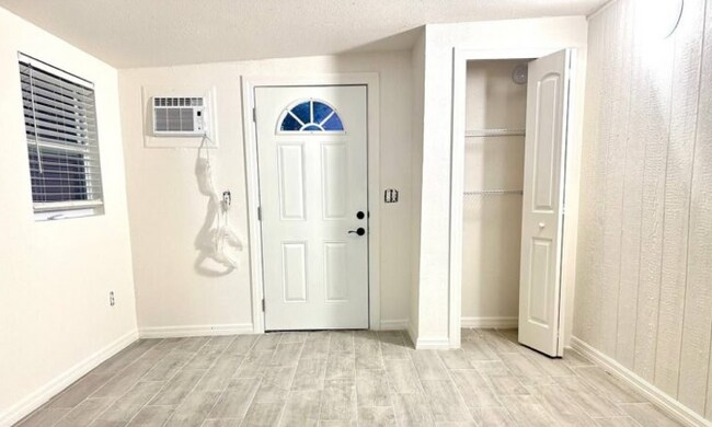 Foto del edificio - 8130 Rolling Log Dr