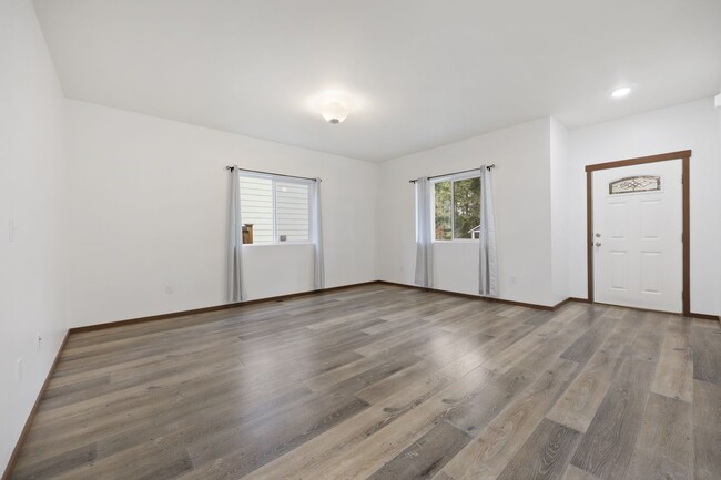 Foto del edificio - MOVE IN READY! 3 bed 2 bath Heat pump with...