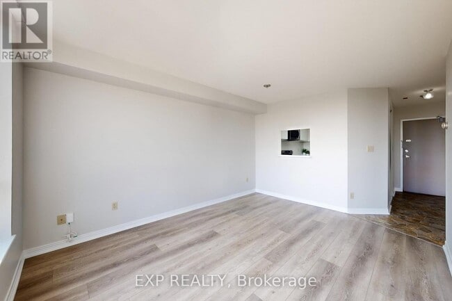 Building Photo - 711 Rossland Rd E