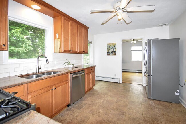 Building Photo - 891 Maple Ave