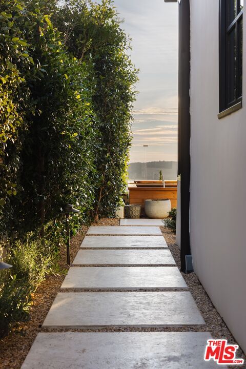 Building Photo - 16736 Vía Pacifica