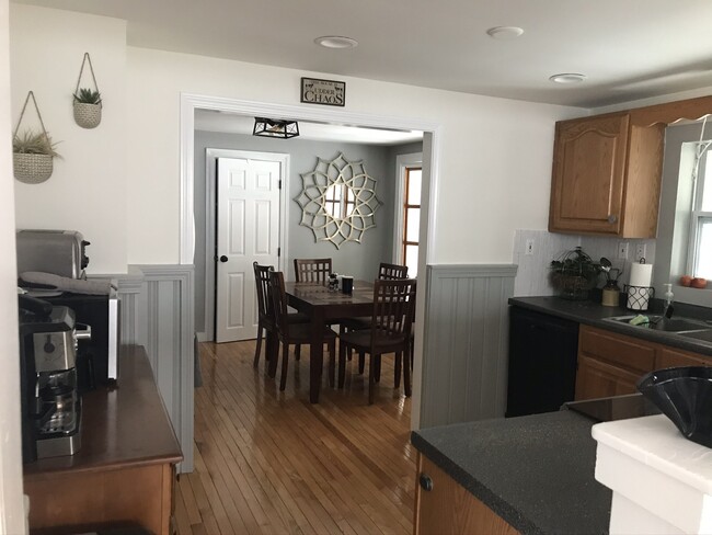 kitchen/dining room - 8 Martin Ave