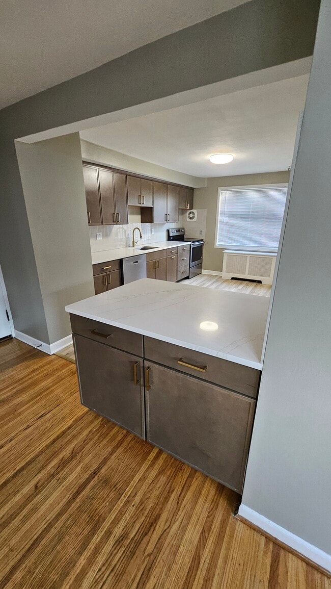 Building Photo - Fully Renovated Park and Beverly!