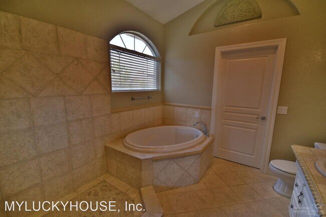 Building Photo - 4 br, 3 bath House - 2711 NE Yellow Ribbon...