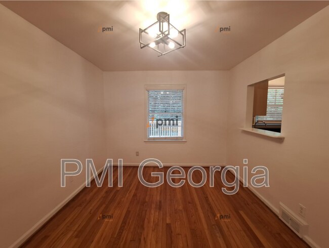 Foto del edificio - 812 Whelchel Dr