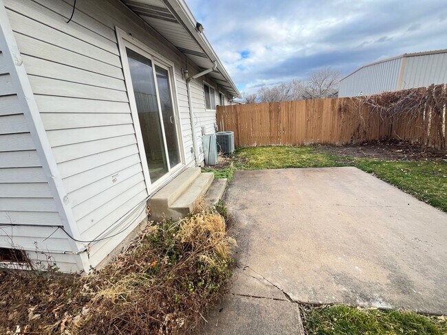 Building Photo - Riverside 1497-99