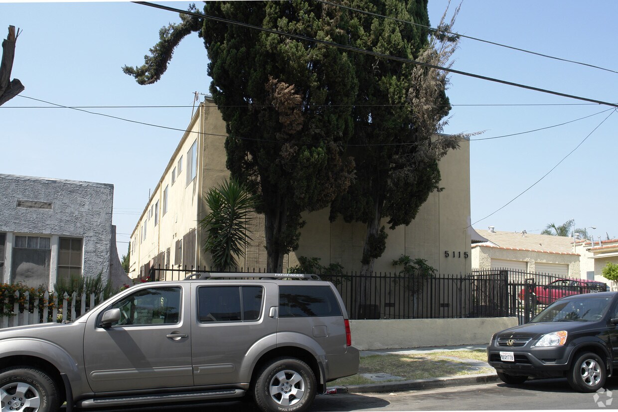 Foto del edificio - 5115 Clinton St