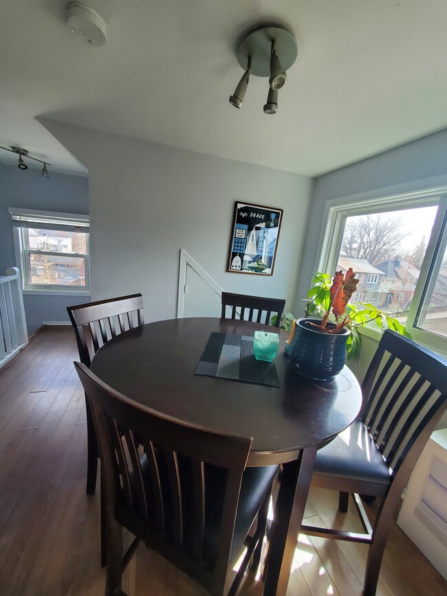 Building Photo - Bright open concept 3rd floor apartment in...