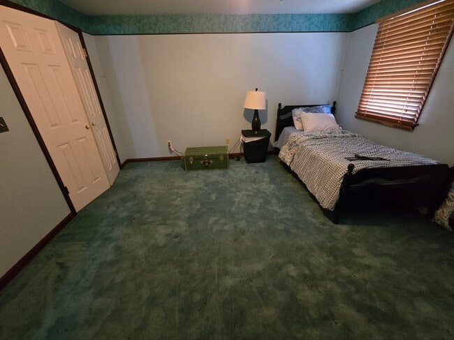 Dormitorio privado en el tercer piso (baño adjunto opcional) - 6874 Joanne Cir N