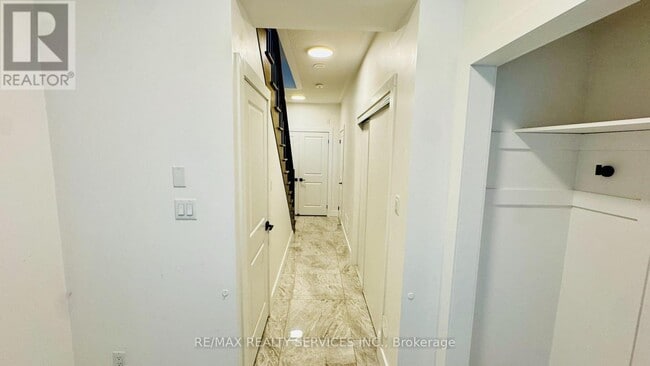 Building Photo - 1159 Lloyd Landing