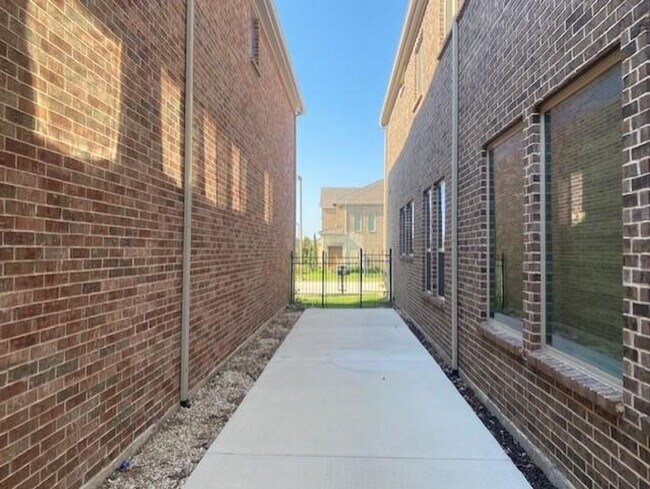 Building Photo - Breathtaking 4-bedroom home in the highly ...