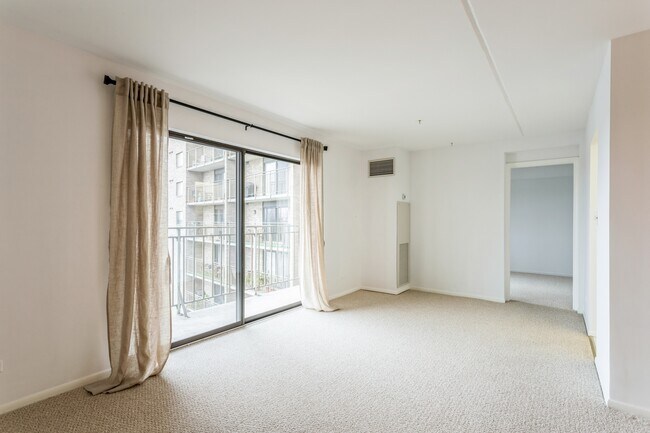 Building Photo - 6340 Americana Dr