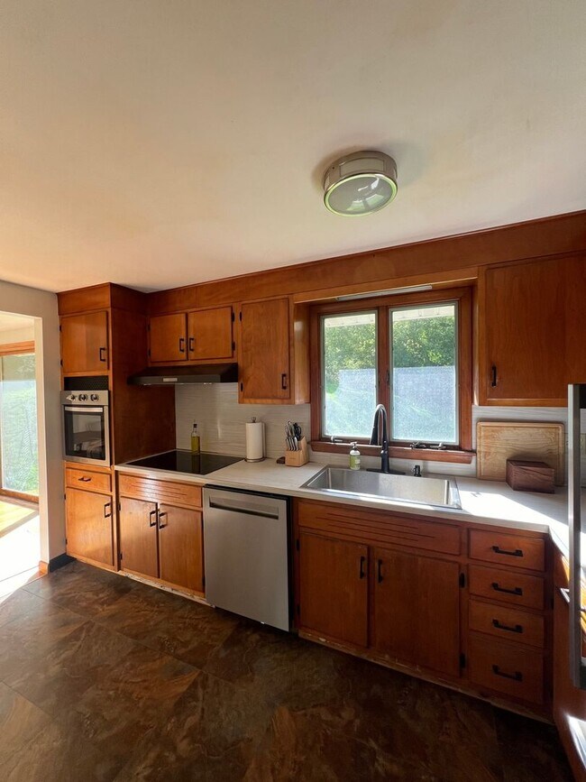 Building Photo - 3 Bedroom Single Family Home in Syracuse