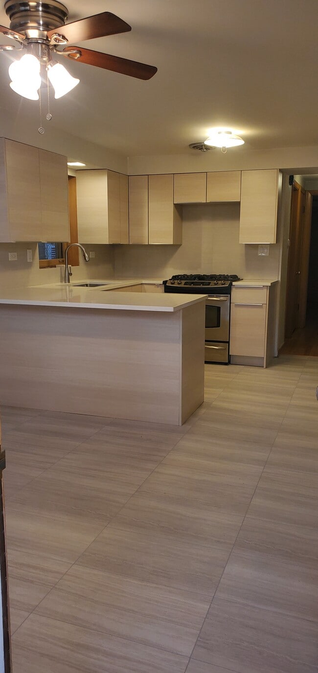 Foto del edificio - 6853 W Leland Ave