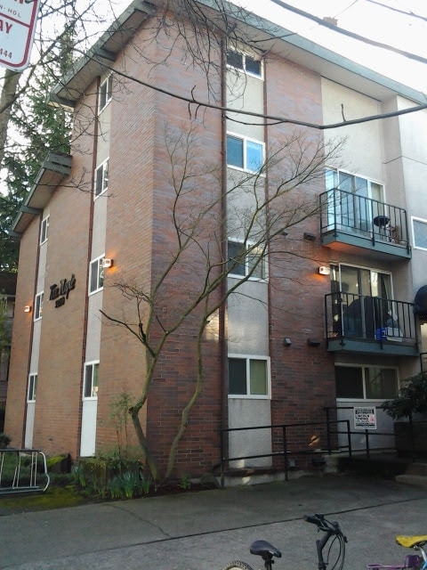 Foto principal - 5255 15th Ave NE