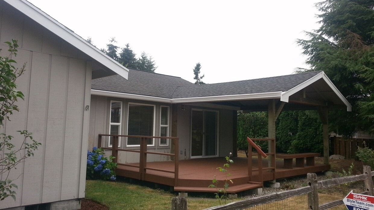 Building Photo - Heat pump with A/C!! On the green in Capital City Golf Club Estates!