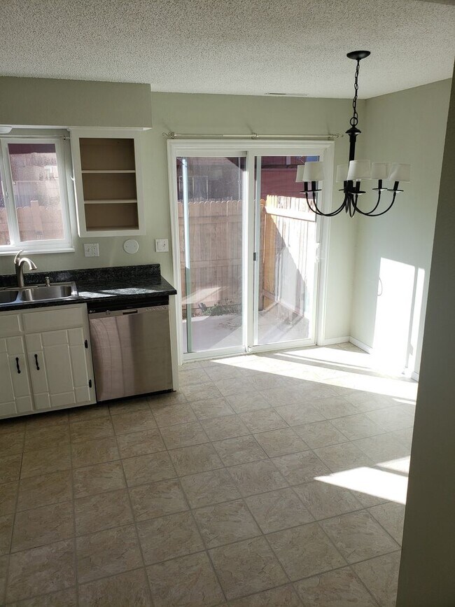 Foto del edificio - Nice Condominium for Rent with wood floors