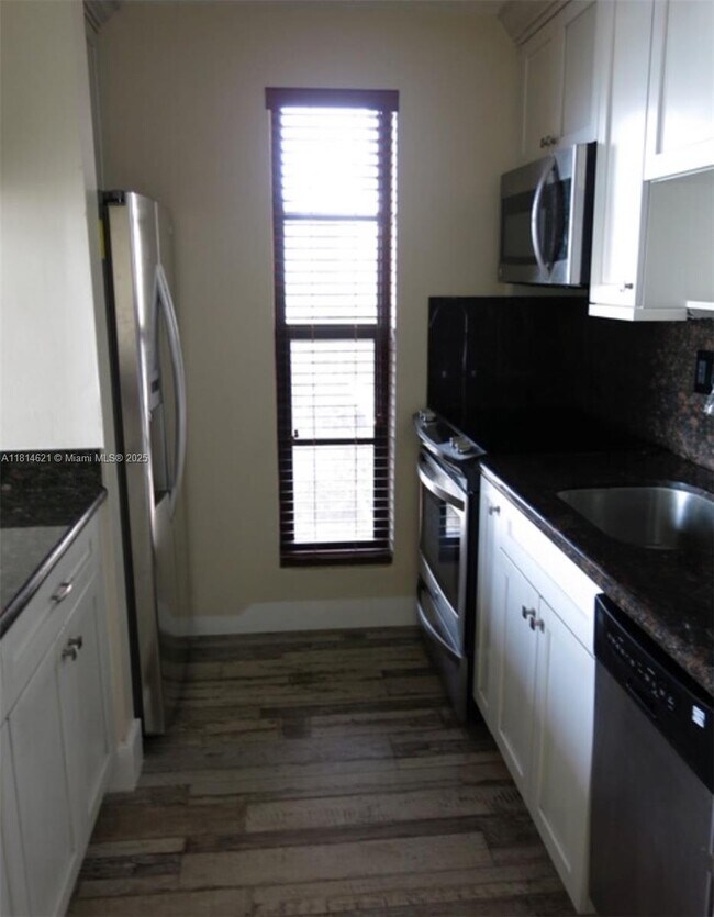 Foto del edificio - 7899 NE Bayshore Ct