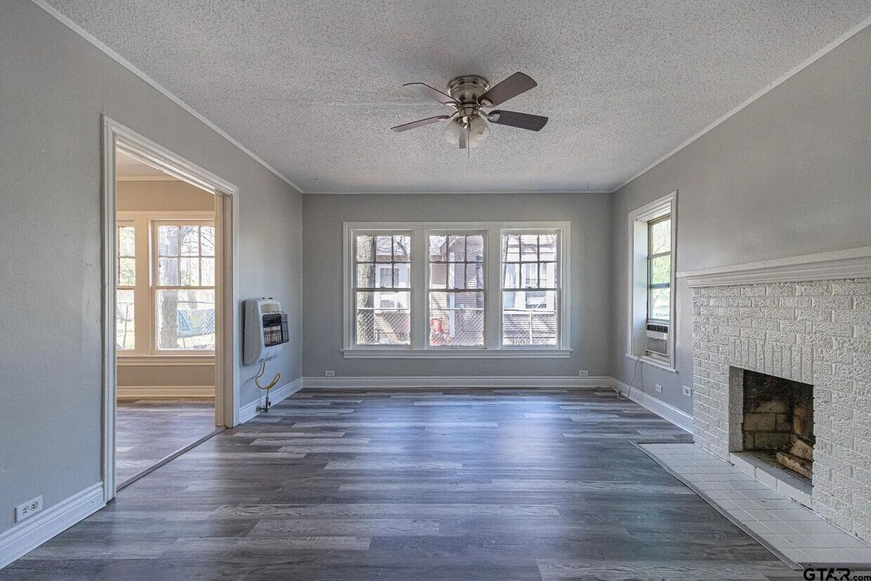 Foto principal - Charming 2 Bed, 1 Bath Home Near Downtown ...