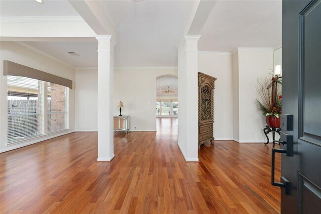 Building Photo - 3219 Braesview Dr