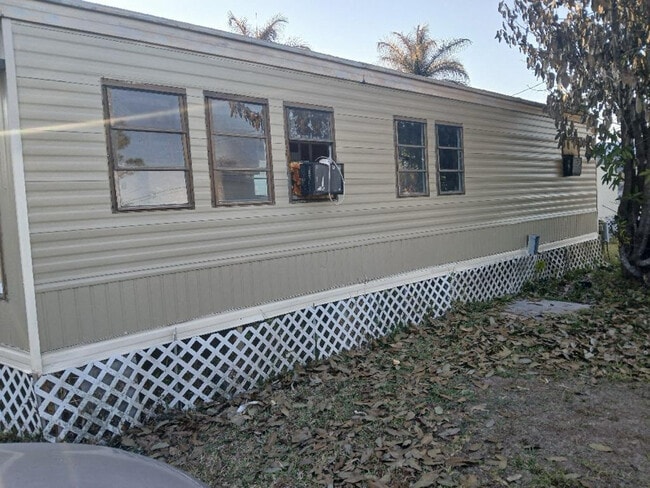 Building Photo - 1475 N Bridge St