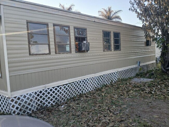 Foto del edificio - 1475 N Bridge St