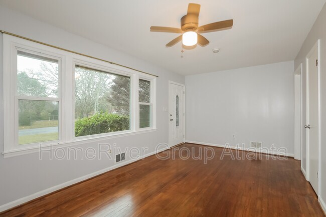Building Photo - 309 E Meadow Dr