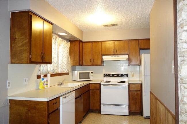 Foto del edificio - 1416 Cardinal Hill Dr